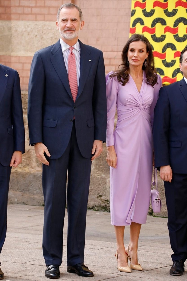 Španska kraljica je obleko kombinirala z bež sandali z odprto peto modne hiše Carolina Herrera in torbico, ki se barvno …