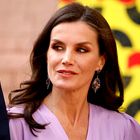 Kraljica Letizia v popolni pomladni obleki, katere kroj optično poveča prsi