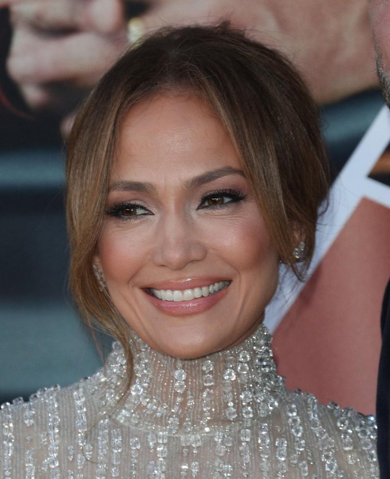 Vse je v barvah: Jennifer Lopez je z obleko potrdila pravilo velikega trenda

