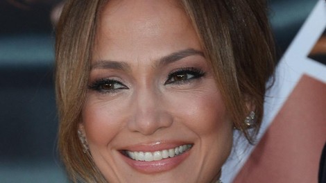 Jennifer Lopez: Čudovita spomladanska obleka, ki je niso pokvarili niti robustni škornji