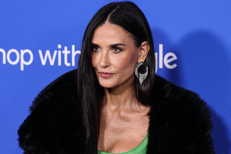 FOTO: Demi Moore v obleki, v kateri je nemogoče ostati neopažena (s hčerko na slavnostni preprogi)
