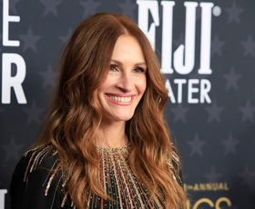 "Ta elegantni sako ... s temi čudnimi čevlji. Resno?" Julia Roberts na premieri šokirala z modno izbiro, ki deli mnoge. (Kaj pravite vi?)