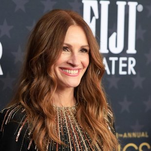 "Ta elegantni sako ... s temi čudnimi čevlji. Resno?" Julia Roberts na premieri šokirala z modno izbiro, ki deli mnoge. (Kaj pravite vi?)