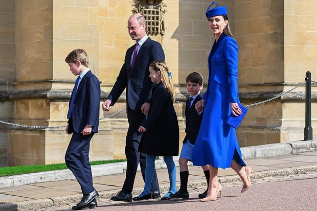 Družina Wales je bila barvno usklajena v različnih odtenkih modre barve, princ Louis je bil oblečen v nebesno modre kratke …