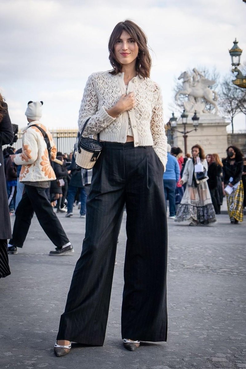 Modeli hlač, ki jih modne urednice v pomladnih mesecih nosijo namesto kavbojk (foto: Profimedia)