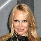 Pamela Anderson v kreaciji H&M, s katero je poudarila svoje ženstvene atribute