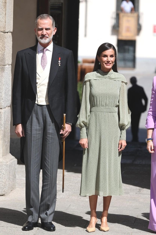 Kraljica je to posebno oblačilo kombinirala z bež čevlji z kitten peto znamke Carolina Herrera. Nosila je tudi svoj prstan …
