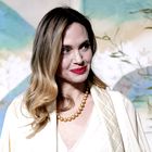 Kot jih nosijo samo babice: Angelina Jolie v kožnih nogavicah in klasičnih babičistih čevljih pooseblja eleganten slog starejše generacije