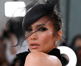 Jennifer Lopez v obleki, za katero so morali izprazniti stopnice na rdeči preprogi Met Gala
