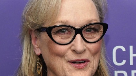 73-letna igralka Meryl Streep obuja to romantično pričesko, ki se je ženske nad 40 let raje izogibajo