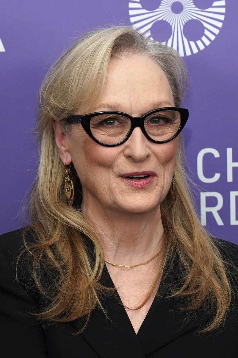 73-letna igralka Meryl Streep obuja to romantično pričesko, ki se je ženske nad 40 let raje izogibajo (foto: Profimedia)