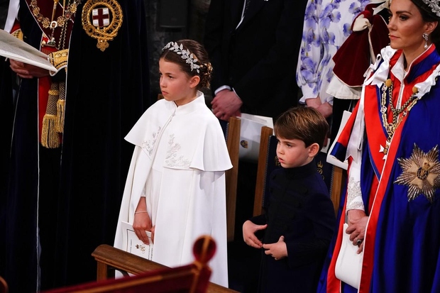 Na kronanju Charlesa III. je Kate nosila ogrinjalo in obleko Alexandra McQueena, slednja je bila iz svilenega krepa slonokoščene barve …
