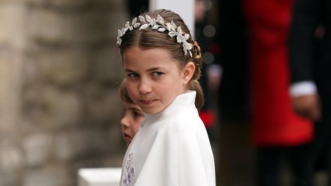 Obleka princese Charlotte s kronanja popoln "mini me" trenutek: S Kate Middleton nosili ujemajoči obleki in cvetlično tiaro