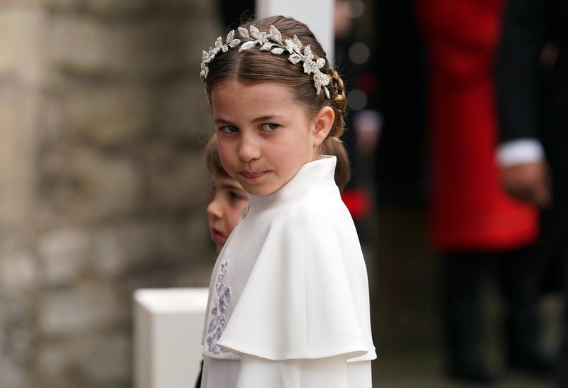 Kraljevi oboževalci na kronanju opazili neverjetno podobnost princese Charlotte s princeso Diano: Charlottin pogled je identičen Dianinemu (foto: Profimedia)
