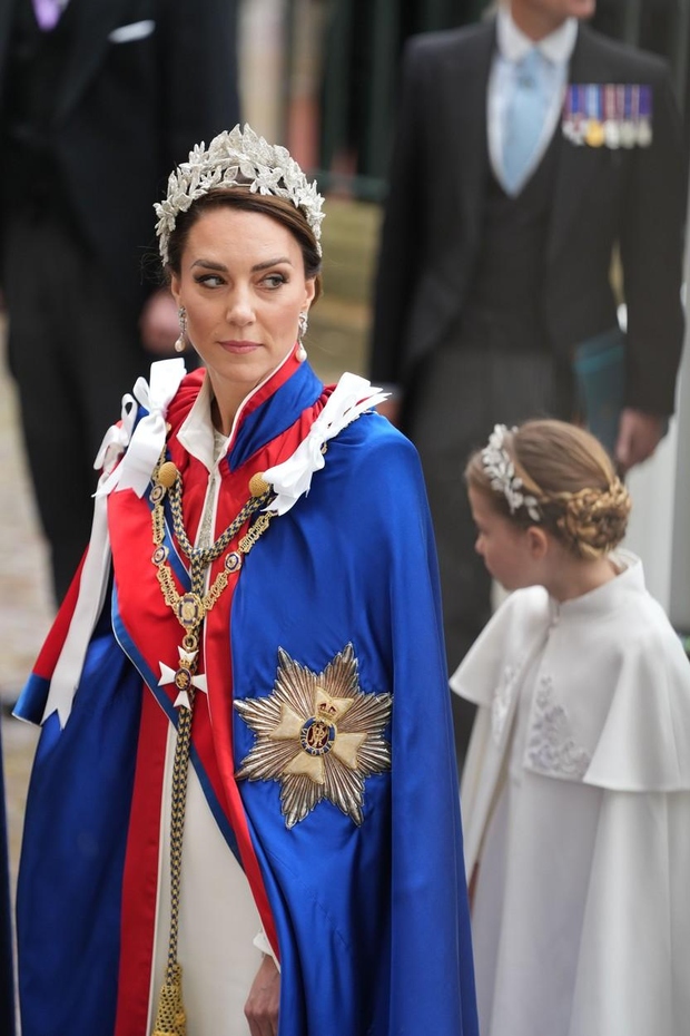 Kraljica je v cerkev prišla z možem, valižanskim princem in otrokoma princeso Charlotte, ki je prav tako nosila ujemajočo se …