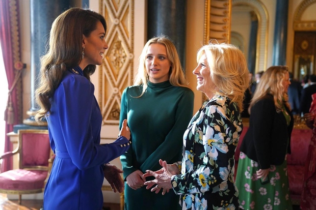 V petek zvečer je Kate na sprejemu v Buckinghamski palači, na katerem je pozdravila vse, ki so prišli na kronanje, …