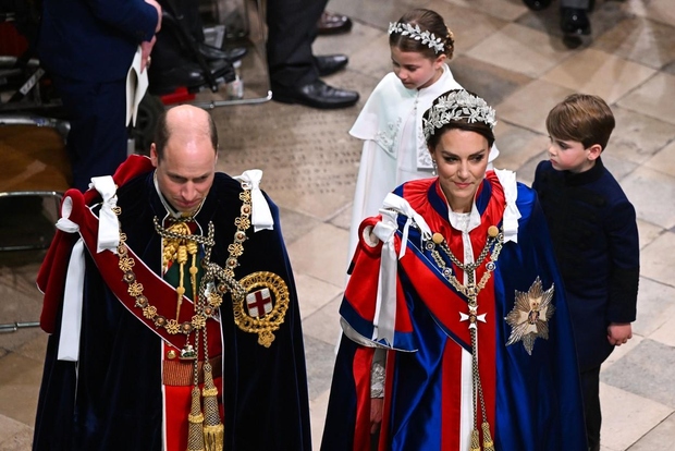 Kate se je, kot je za kraljevo družino že tradicija, odločila za par pomenljivih uhanov z diamanti in biseri iz …