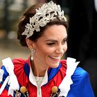 Kate Middleton se je z belo obleko s kronanja kralja Charlesa III. subtilno poklonila tako svoji poročni obleki kot princesi Diani