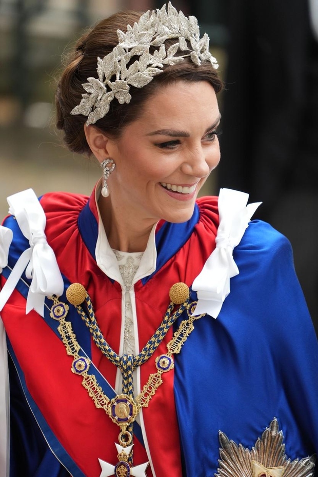 Na kronanju kralja Charlesa III. v westminstrski opatiji je valižanska princesa svojo tiaro zamenjala za cvetlično krono. Kate je pod …