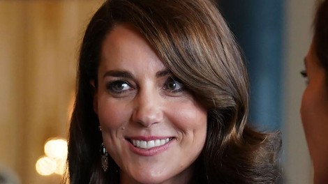 Kate Middleton že oklicana za najlepše oblečeno: Na predvečer kraljevega kronanja nikoli lepša v kraljevsko modri