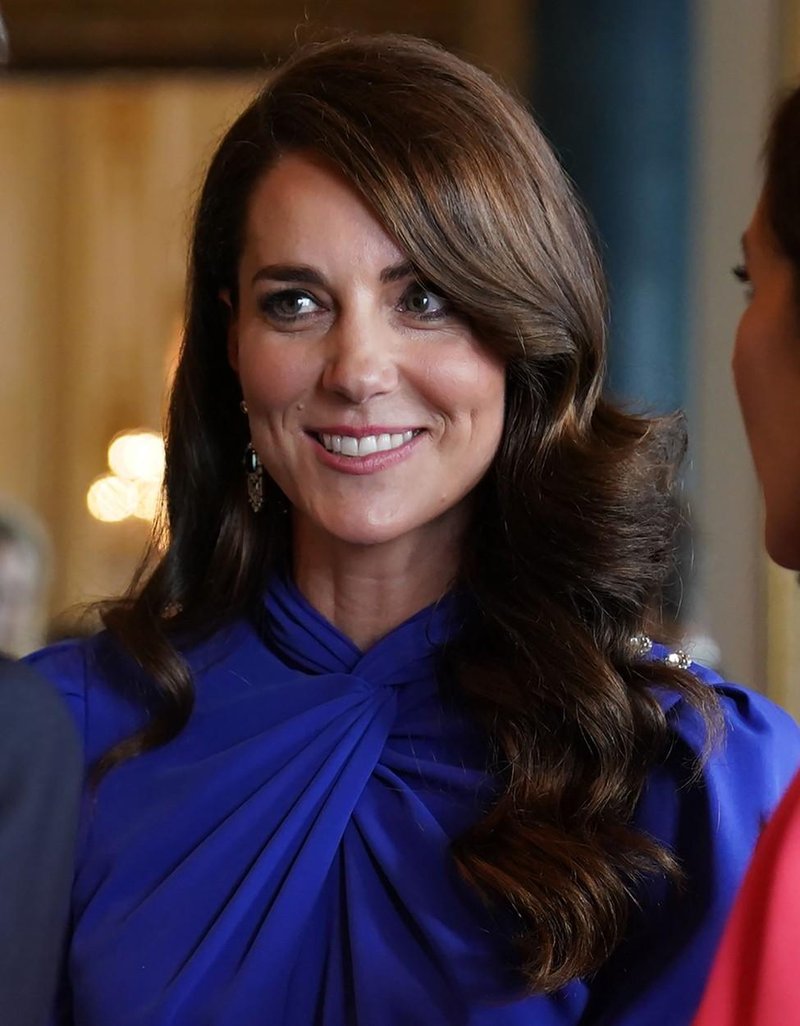 Kraljevi oboževalci navdušeni: Kate Middleton v glamurozni modri obleki presenetila z nastopom na Evroviziji (foto: Profimedia)