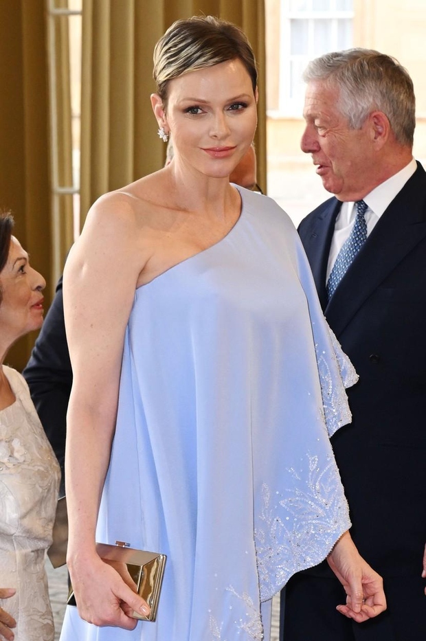 Monaški princesi Charlene eleganten hlačni kostim ni tuj, njen zadnji videz za sprejem pred kronanjem pa je imel poseben preobrat. …