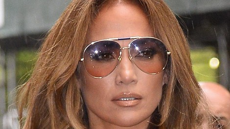 Jennifer Lopez romantična v ženstveni maksi obleki, popolni za vse tipe postav