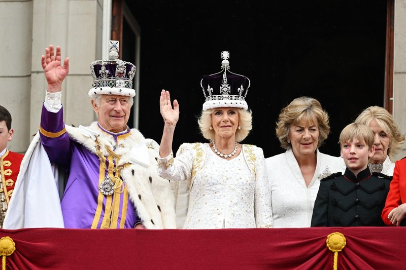Pričeska kraljice Camille in njenih spremljevalk močno zaznamovala kronanje Charlesa III.: Ali dogodek nakazuje začetek nove "it" pričeske? (foto: Profimedia)