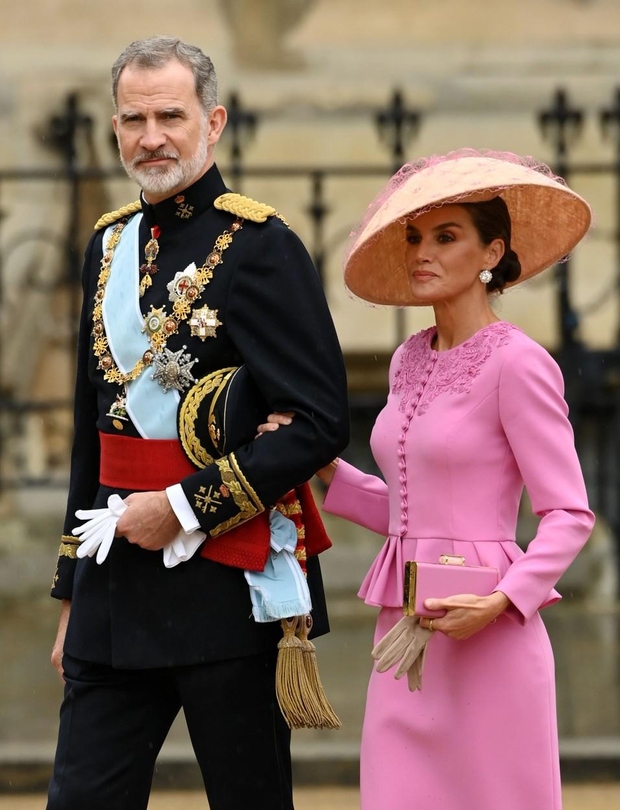 Na kronanje je prišla oblečena v fantastičen komplet roza barve, ki ga sestavljata ravno krojeno krilo in peplum jakna, okrašena …