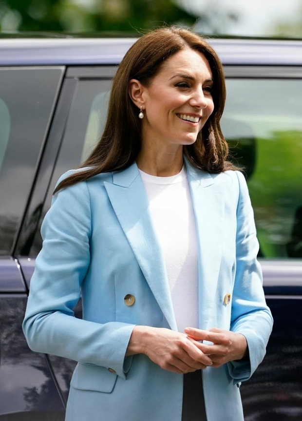Drugi dan praznovanja kronanja njenega veličanstva se je valižanska princesa odločila za bolj športno in manj formalno kraljevo obleko, vendar …