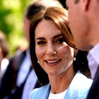 Svetlo moder suknjič Kate Middleton za veliko kosilo ob kronanju je obvezen modni dodatek za pomlad 2023
