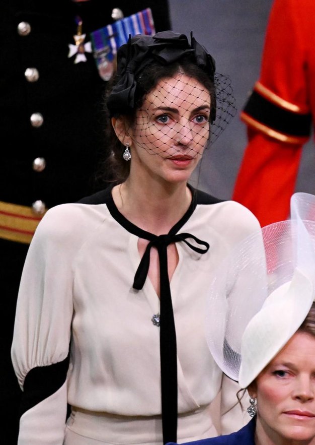 Rose Hanbury, domnevna ljubica princa Williama, na Charlesovem kronanju v čevljih, ki jih je Kate Middleton nosila le dva dni prej - Foto: Profimedia