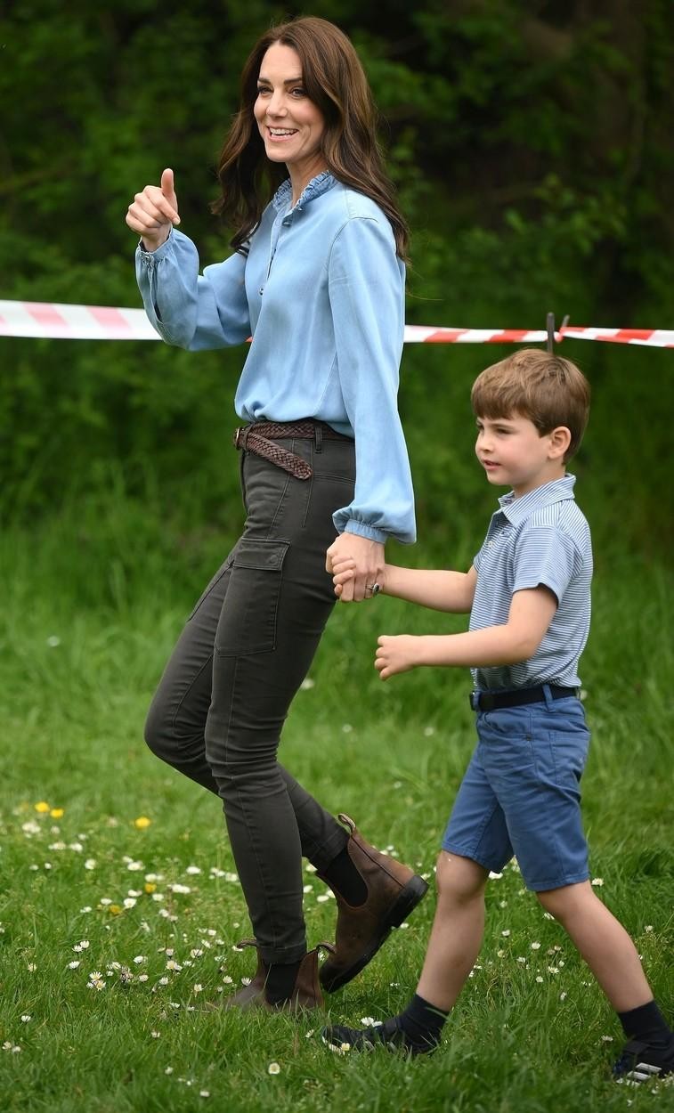 Princesa se je ves čas kronanja držala stroge patriotske barvne sheme, saj se je oblačila izključno v rdečo, belo in …