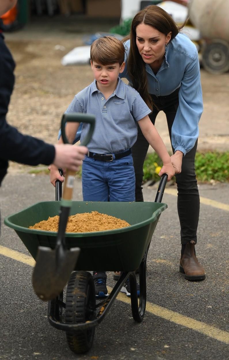 Od glamurja do kavbojk: Kate Middleton za zaključek svoje garderobe ob kronanju nosila svoje najljubše skinny cargo kavbojke