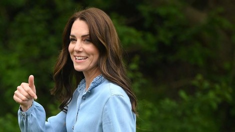 Od glamurja do kavbojk: Kate Middleton za zaključek svoje garderobe ob kronanju nosila svoje najljubše skinny cargo kavbojke