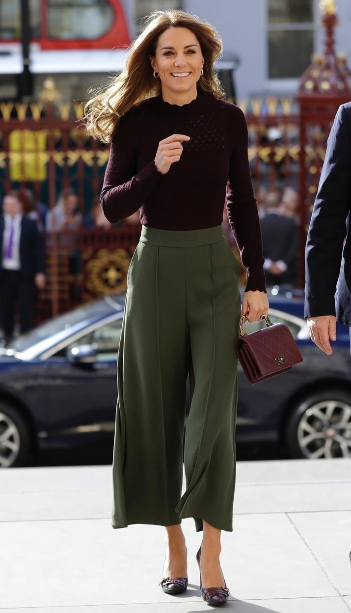10 modelov hlač, ki jih radi nosita kraljica Letizia in Kate Middleton (foto: Profimedia)