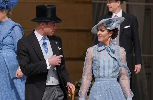 Princesa Kate je za to priložnost nosila pudrasto modro obleko Elie Saab s pikami po vsej površini, dolgimi rokavi in …