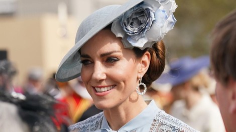Kate Middleton na vrtni zabavi v Buckinghamski palači žarela v pastelno modri polprosojni obleki
