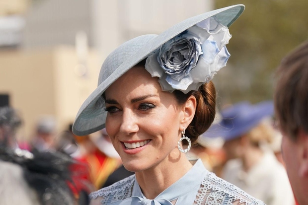 Valižanska princesa Catherine je na vrtni zabavi v Buckinghamski palači iz svoje kraljeve omare potegnila osupljiv enobarvni videz. V torek …