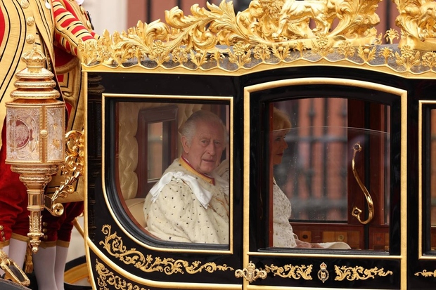 Iz vrstnega reda, ki ga je izdala Buckinghamska palača, je bilo razvidno, da naj bi prispela in sedela pred Charlesom …