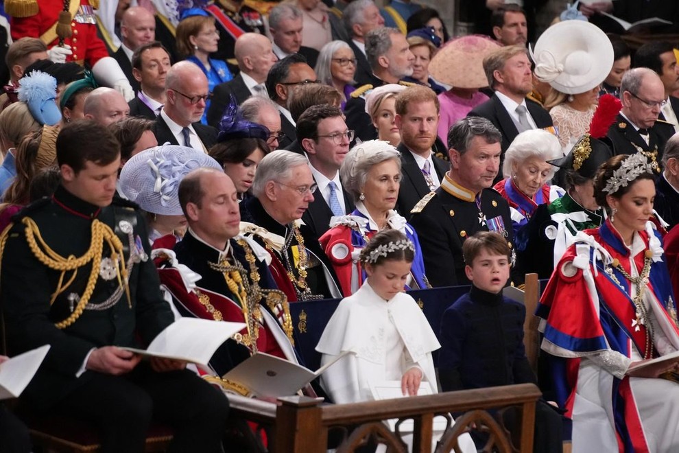 Oboževalci na kronanju ujeli Harryjev strupen pogled princu Williamu in njegovi družini