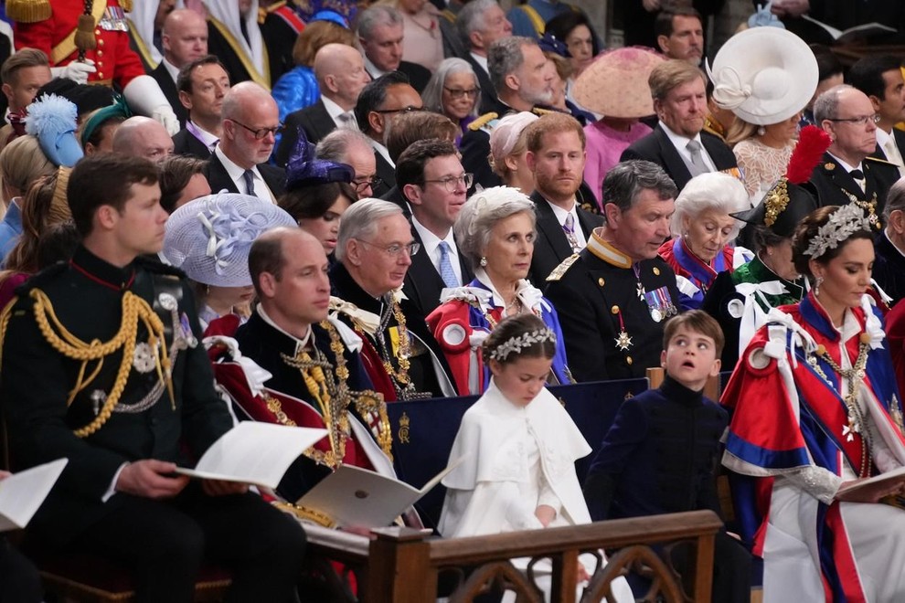 Oboževalci na kronanju ujeli Harryjev strupen pogled princu Williamu in njegovi družini