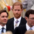 Oboževalci na kronanju ujeli Harryjev strupen pogled princu Williamu in njegovi družini