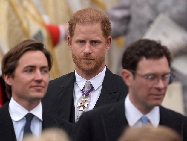 V nadaljevanju si oglejte skupne fotografije Harryja, Williama in Kate na kronanju kralja Charlesa ter ujemite Harryjev leden pogled.