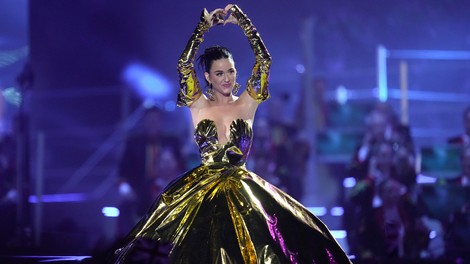 Katy Perry na kronanju nosila tudi to ogromno zlato obleko, s katero je zasenčila kraljeve goste