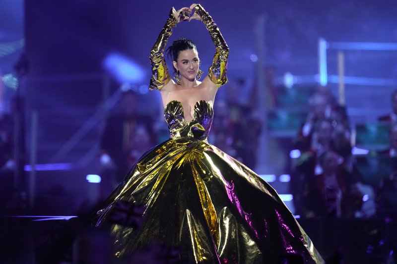Katy Perry na kronanju nosila tudi to ogromno zlato obleko, s katero je zasenčila kraljeve goste (foto: Profimedia)