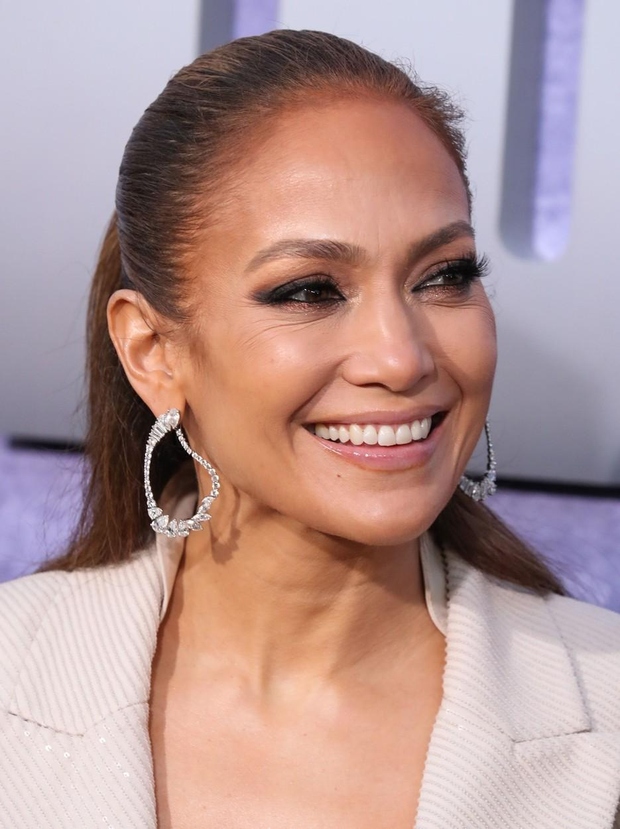 Jennifer Lopez običajno nosi visoke pete, pri čemer so špičasti čevlji in platforme že desetletja sestavni del njenega videza na …