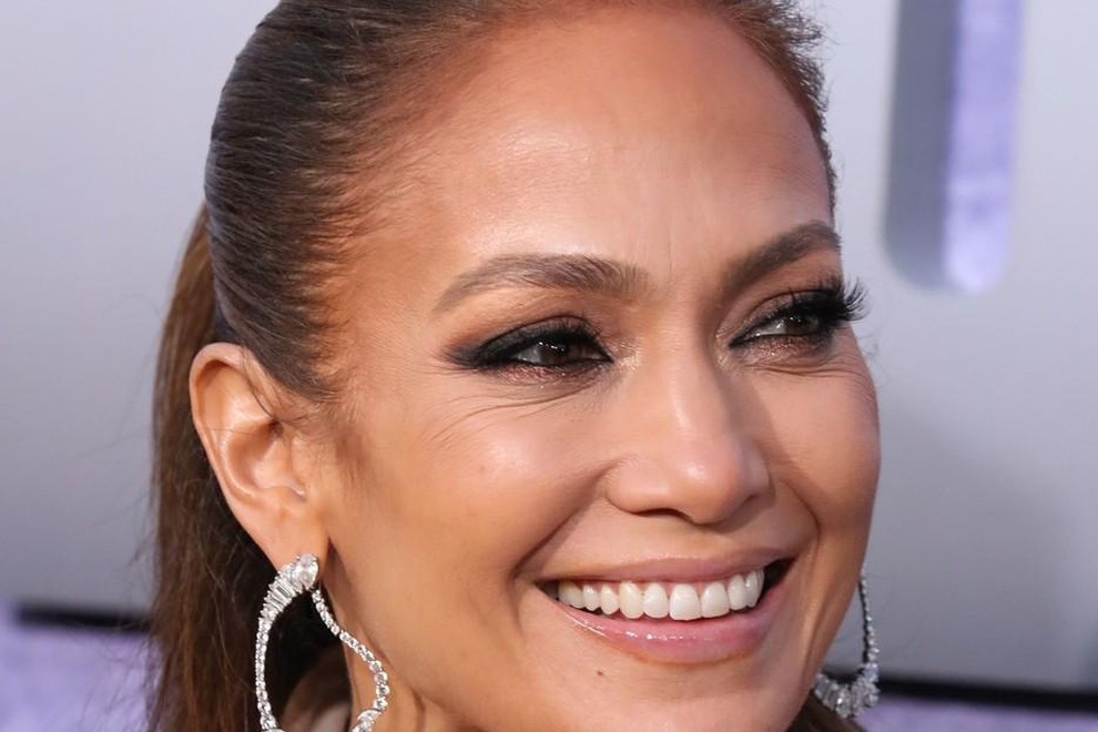 Jennifer Lopez običajno nosi visoke pete, pri čemer so špičasti čevlji in platforme že desetletja sestavni del njenega videza na …