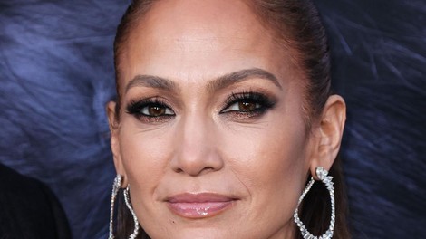Jennifer Lopez je za letošnjo pomlad našla popolno pričesko za ženske nad 50 let, ki optično zagotavlja izjemen učinek obraznega liftinga