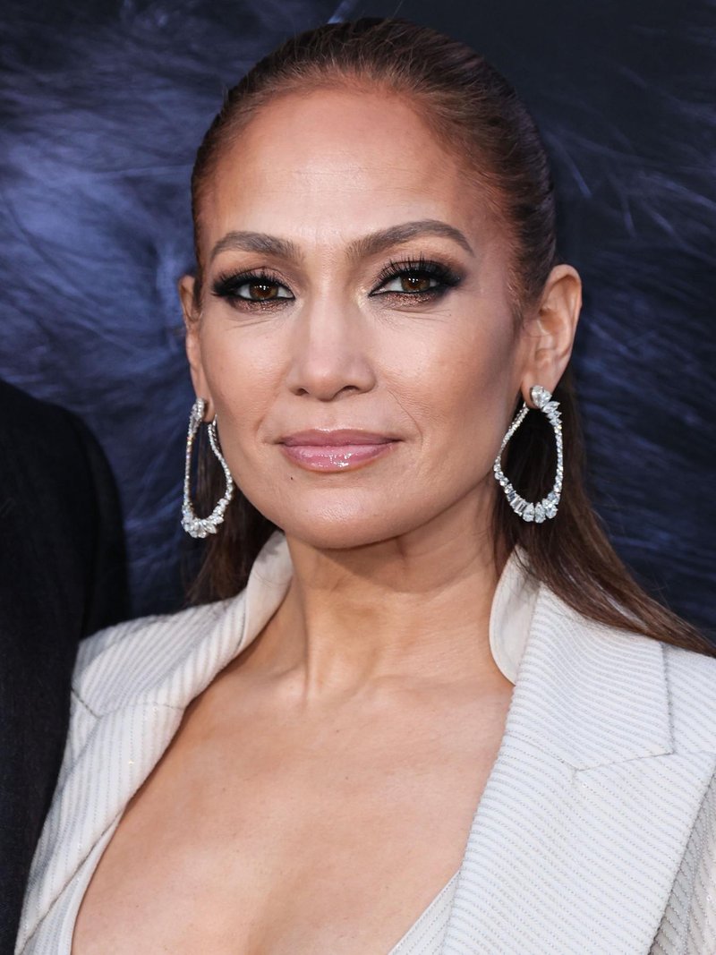 Jennifer Lopez je za letošnjo pomlad našla popolno pričesko za ženske nad 50 let, ki optično zagotavlja izjemen učinek obraznega liftinga (foto: Profimedia)